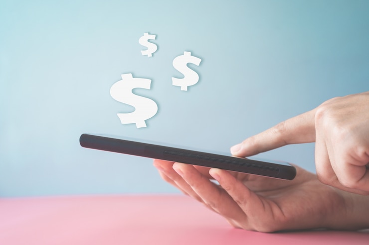 Photo femme utiliser un smartphone mobile gadget gagner de l'argent en ligne avec l'icône du dollar pop up. technologie fintech d'entreprise sur smartphone.