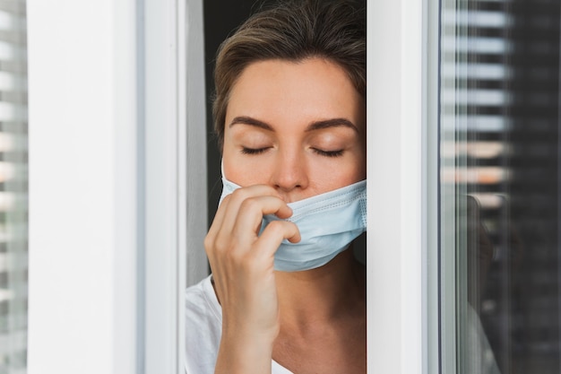 La femme va sur un balcon pour prendre une profonde respiration parce que c'était nous