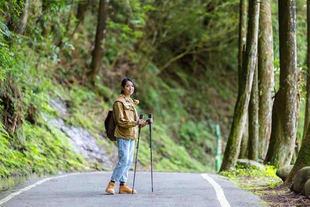 Femme va faire une randonnée dans la forêt