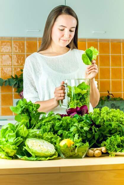 La femme va secouer le vert