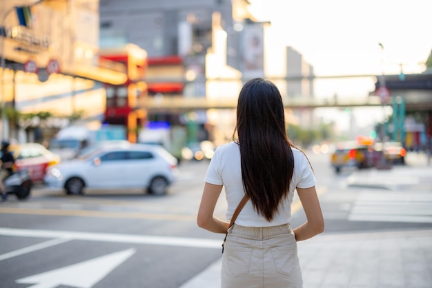 La femme va à Taipei, la ville de Taïwan.