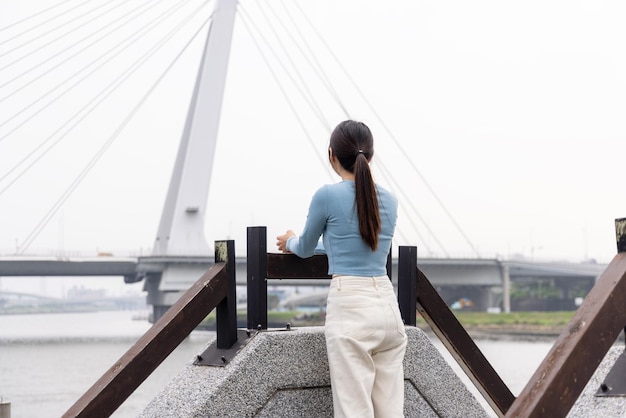 Femme va visiter la ville de Taipei