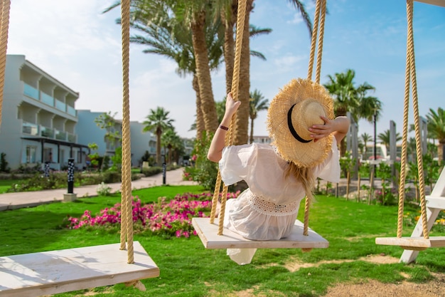 femme en vacances sur une balançoire nature.