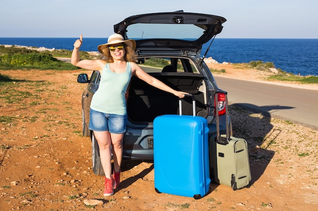 Femme en vacances. Concept de vacances d'été et de voyage en voiture.