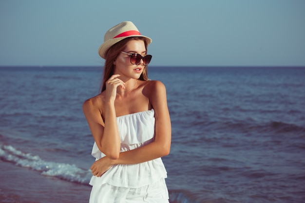 Femme de vacances d'été