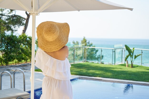 Femme en vacances à l'hôtel