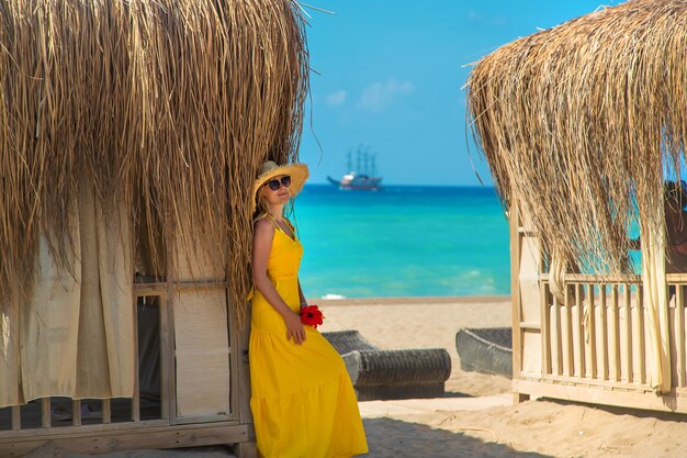 Femme en vacances en mer. Mise au point sélective. Voyager.