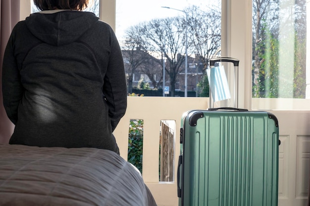 Femme valise bagage bagagerie fenêtre de l'hôtel balcon lit soleil