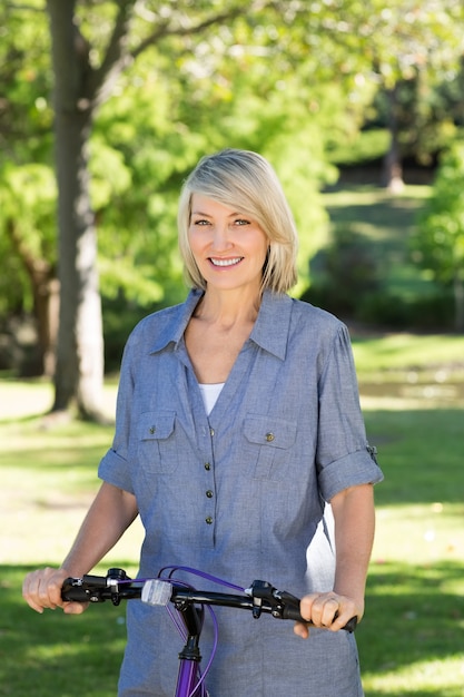 Femme à vélo dans le parc