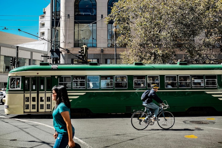 Photo une femme à vélo dans la rue