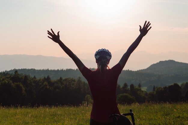 Femme à vélo de route sur un vélo de course