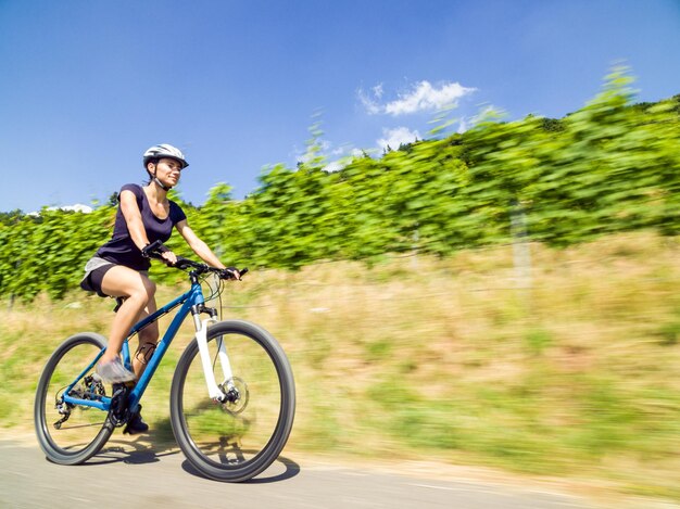 Une femme à vélo sur la route