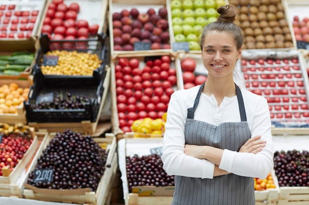 Femme vendant des fruits et légumes