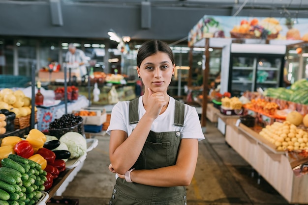 Femme vendeuse de fruits au marché près du comptoir