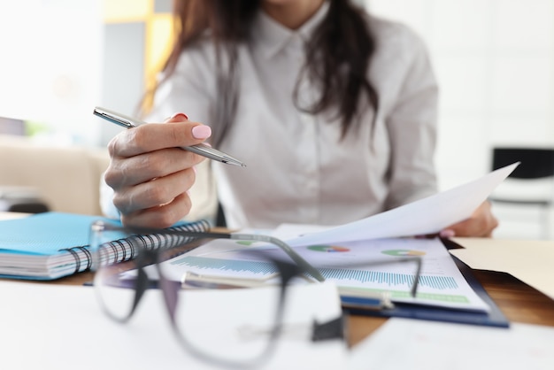 Femme vérifiant les documents au bureau