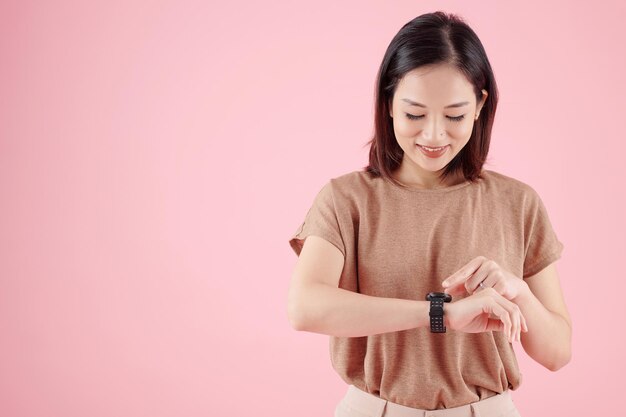 Femme vérifiant les informations sur Smartwatch