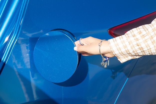 Femme vérifiant la quantité de gaz