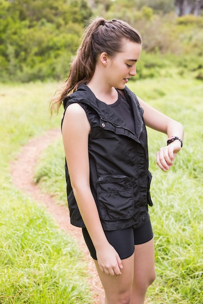 Femme vérifiant sa montre