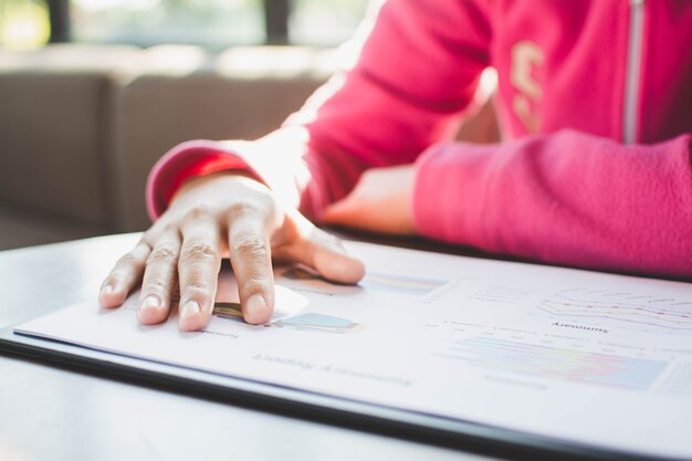 La femme vérifie le rapport d'activité au bureau