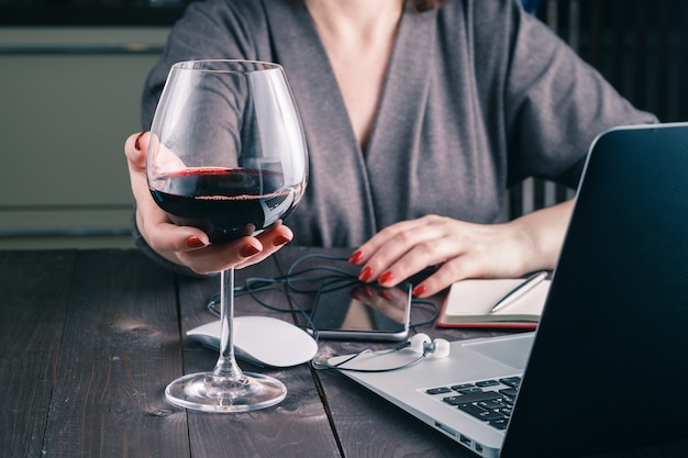 Femme, à, verre vin rouge