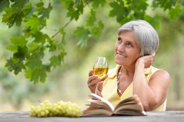 Femme avec un verre de vin