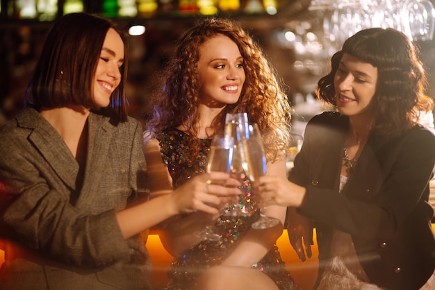 Femme avec des verres de champagne lors d'une fête