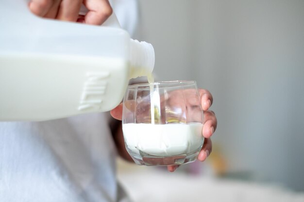 Femme versant du lait blanc dans un verreSoins de santé de la vie quotidienne Médecine alimentaire