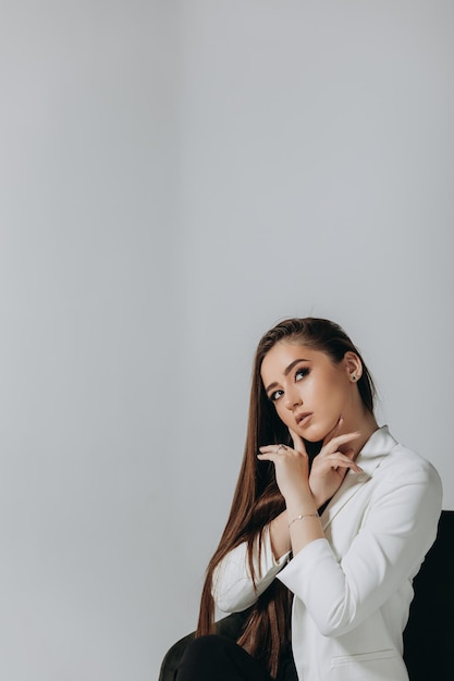 Une femme avec une veste blanche