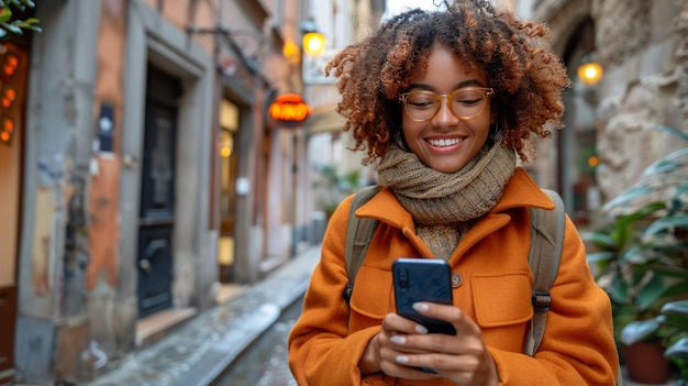 Photo une femme en veste jaune regardant son téléphone portable