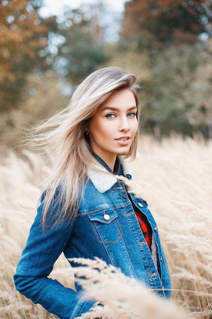 Femme avec une veste en jean à l'extérieur