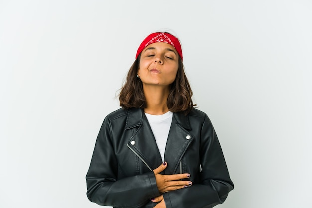 femme avec veste noire isolée sur blanc