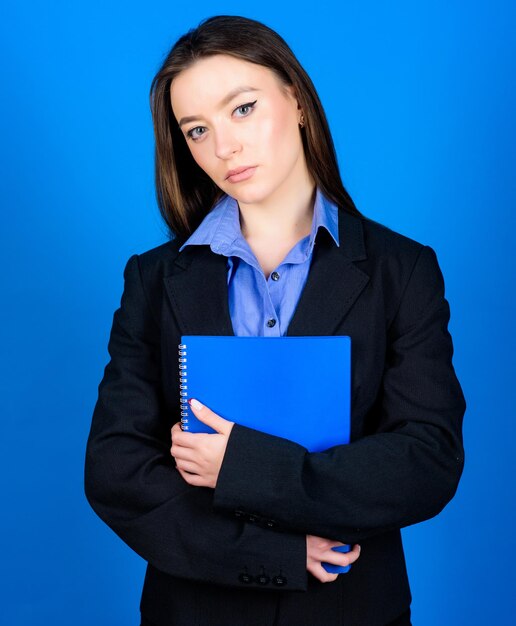 Femme en veste avec des notes papier prêtes pour la leçon d'éducation vie étudiante femme d'affaires Smart beauté nerd fille étudiante en vêtements formels mode d'affaires Écolière avec dossier de documents