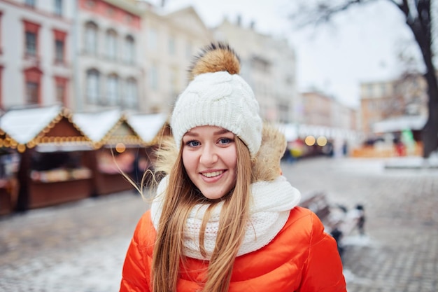 Une femme en veste orange