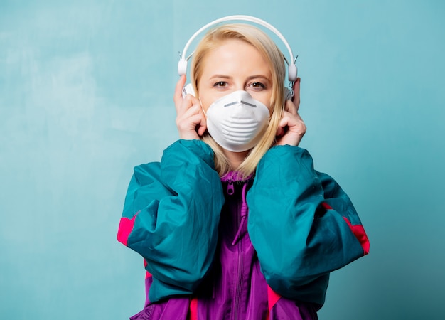 Femme en vêtements des années 90 et masque facial avec un casque