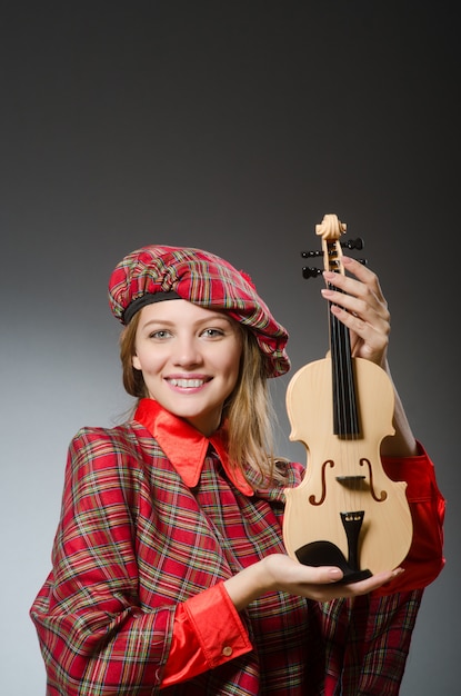 Femme en vêtements écossais dans le concept musical