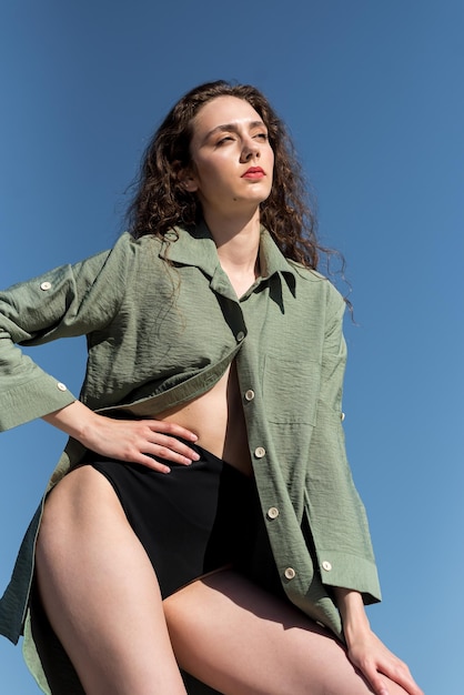 femme vêtements d'été en plein air sur la plage