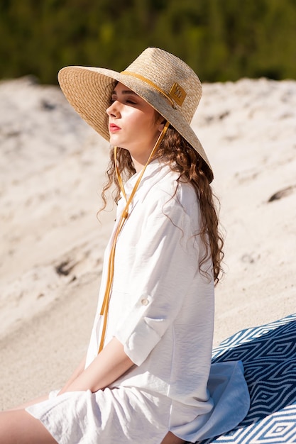 femme vêtements d'été en plein air sur la plage