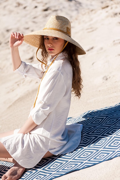 femme vêtements d'été en plein air sur la plage