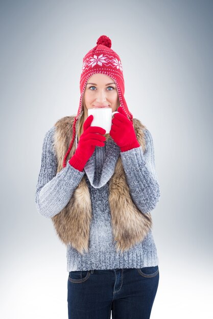 Femme en vêtements d&#39;hiver tenant une tasse