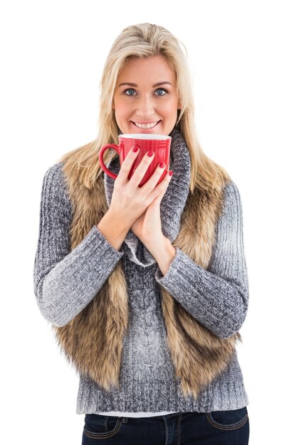 Femme en vêtements d&#39;hiver tenant une tasse