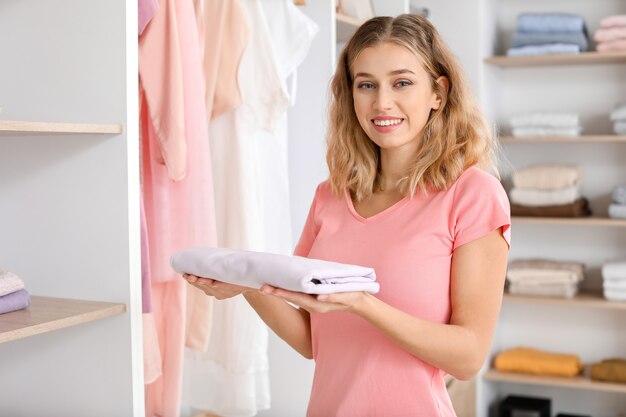 Femme avec des vêtements propres à la maison