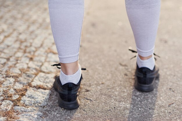 Femme en vêtements de sport va courir