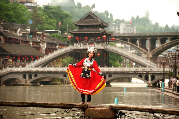 Photo femme en vêtements traditionnels debout au-dessus du lac