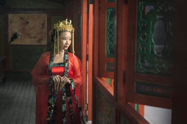 Femme en vêtements traditionnels debout au temple