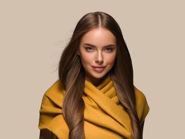 Femme en vêtements en tricot jaune automne hiver style cheveux longs. Couleur de fond marron