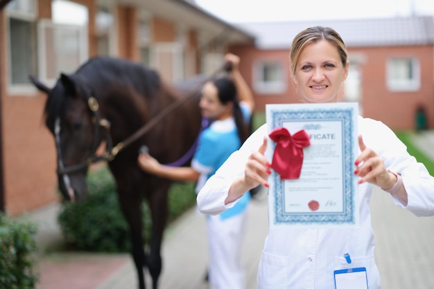 Femme vétérinaire détient un certificat médical pour cheval