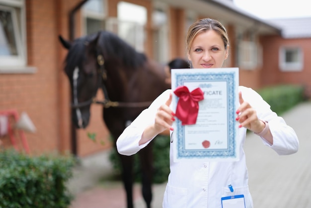 Femme vétérinaire titulaire d'un certificat de formation avancée en clinique vétérinaire