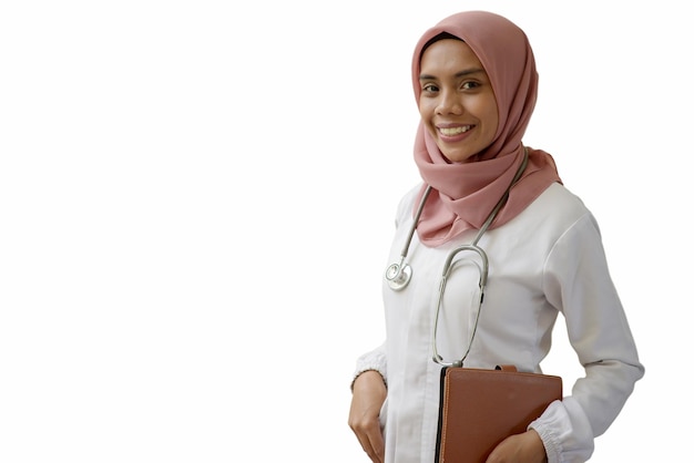 Une femme vêtue d'une blouse blanche et d'un stéthoscope sourit et tient un dossier.