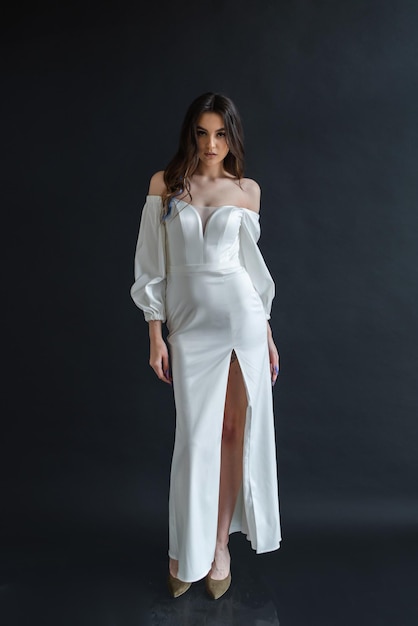 femme vêtue d'une robe de mariée blanche