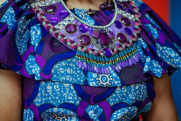 Photo une femme vêtue d'une robe multicolore